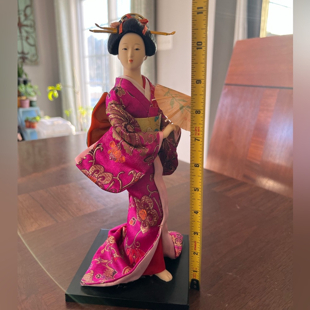 Beautiful Japanese Doll in Kimono with umbrella - Picture 5 of 8